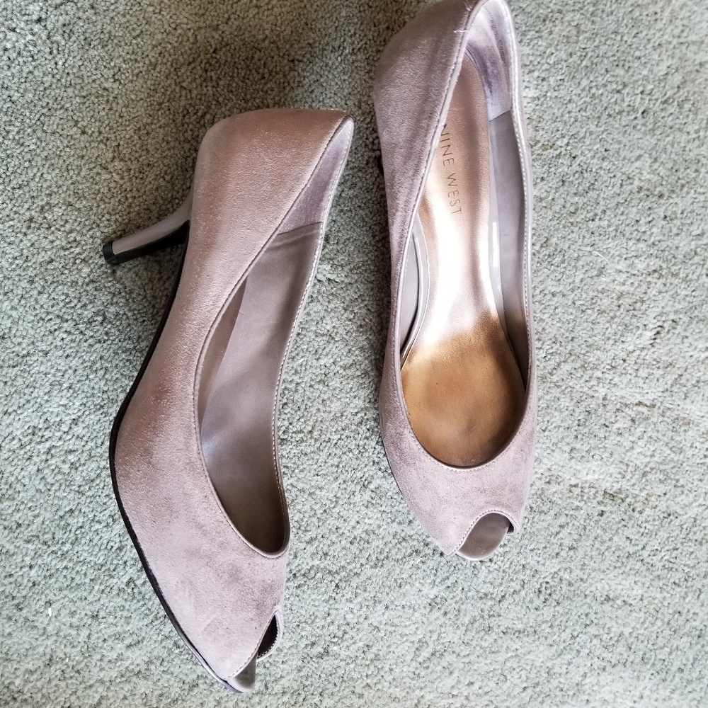 EUC Nine West Sz 8 gray suede peep-toe pumps